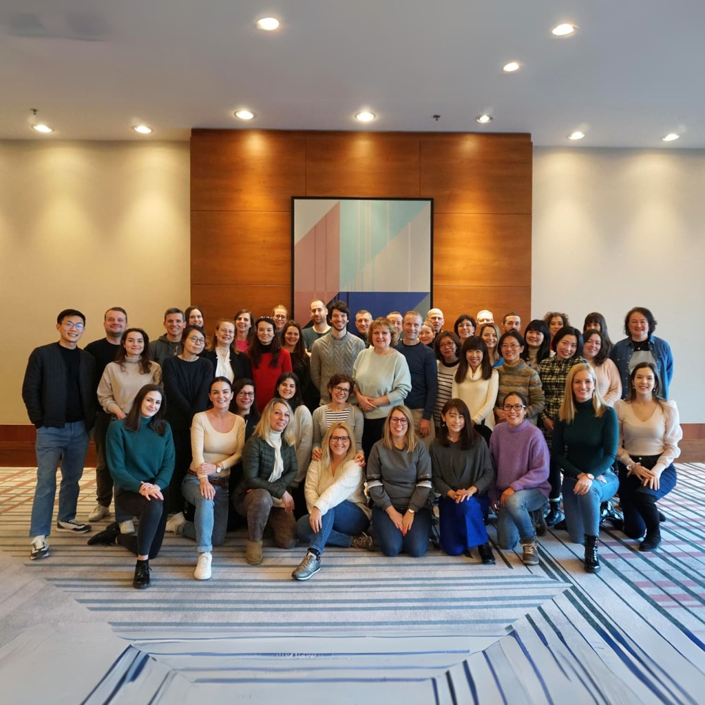 Groepsfoto van het Japanspecialistenteam, samen lachen.