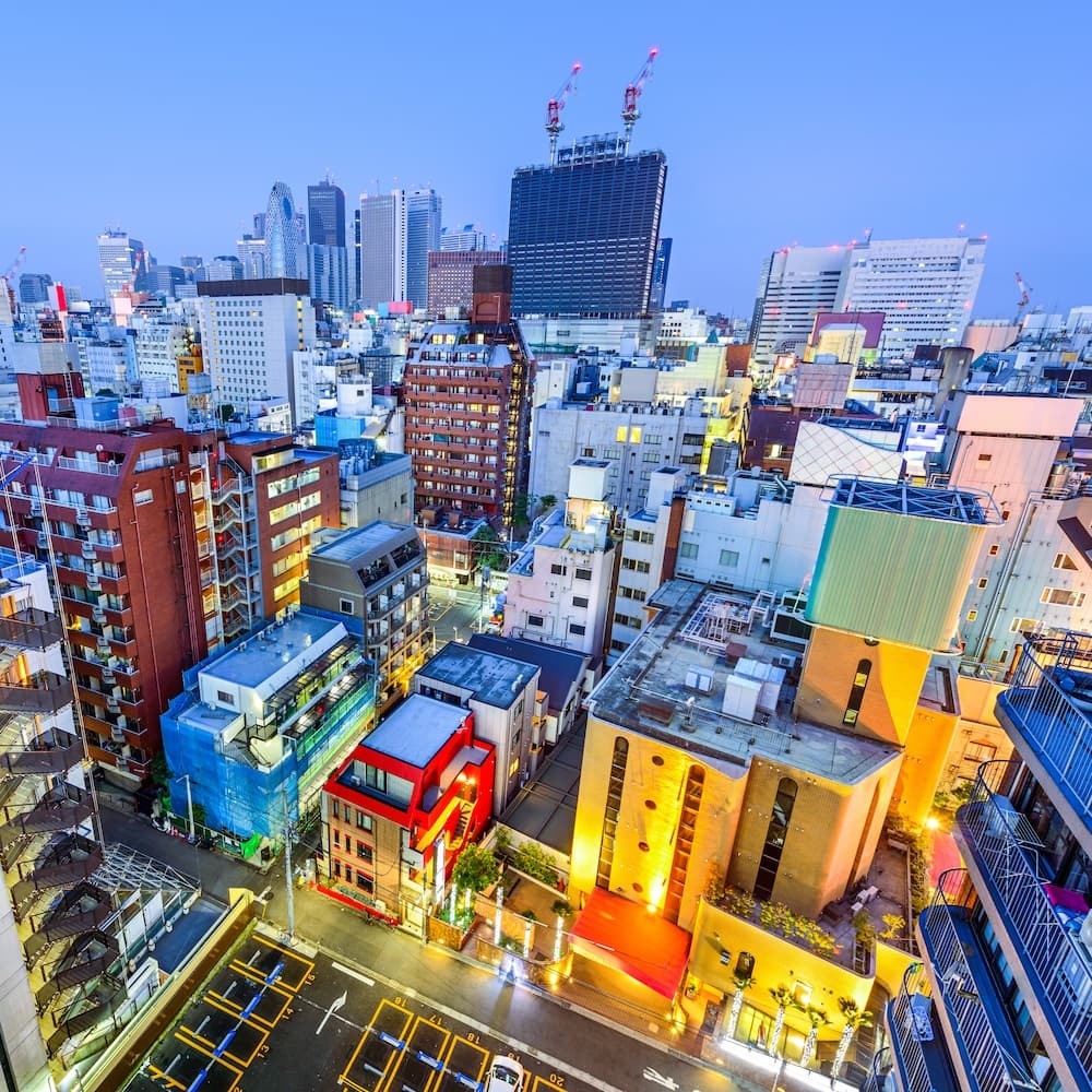 Shinjuku, Tokio, Japans stadsgezicht bij schemering