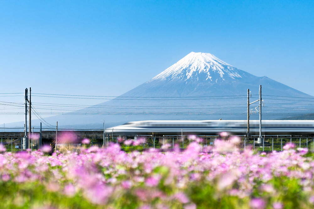 Shinkansen-trein rijdt langs Mt. Fuji