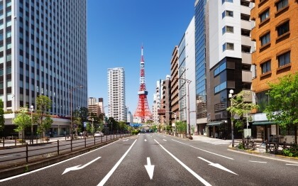 Weg van Tokyo Tower in Shiba Koen, Minato, Tokio, Japan