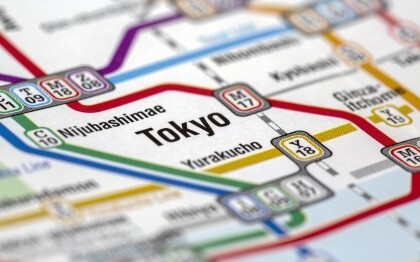 Kaart van het Tokyo metrosysteem met treinlijnen en stations