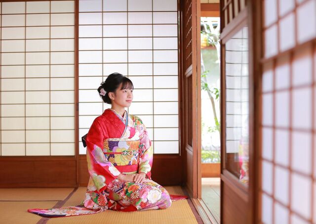 Jonge vrouw in kimono in een traditionele Japanse kamer
