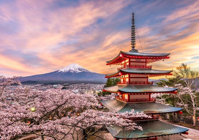 Chureito-pagode met Mt. Fuji in de lente, Japan