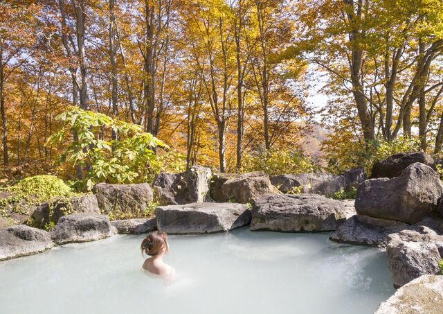 Baden in een Japanse onsen in de herfst 