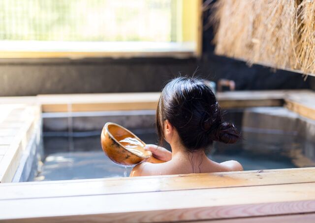 vrouw ontspant in een warmwaterbron