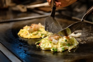 Okonomiyaki koken op stalen plaat