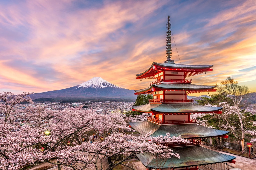 Chureito Pagoda met Mt. Fuji tijdens de lente