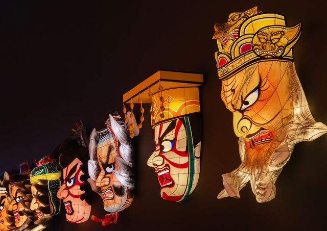 Heldere maskers in het donker