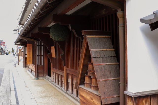 Oude sakebrouwerij met sugidama (cederbol)