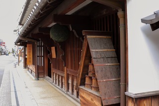 Oude sakebrouwerij met sugidama (cederbol)
