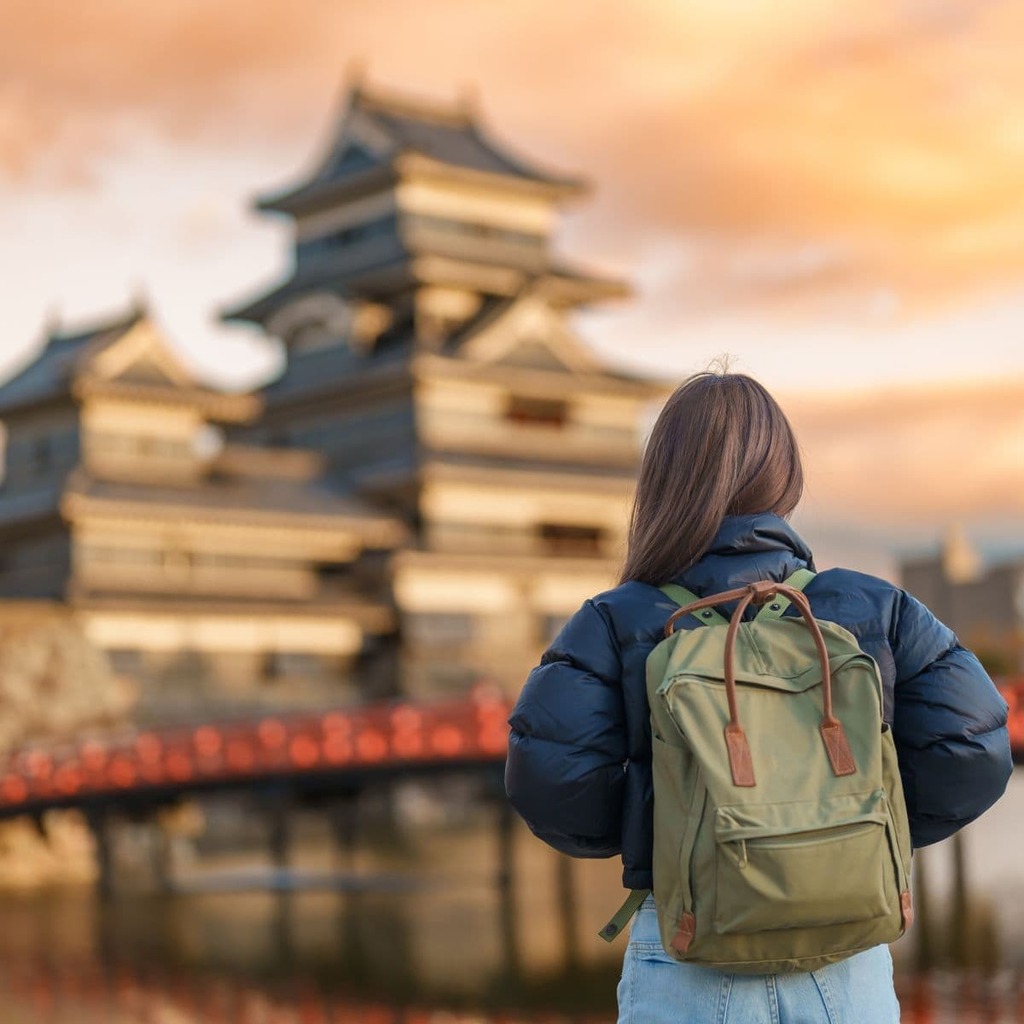 Reiziger met rugzak in Matsumoto
