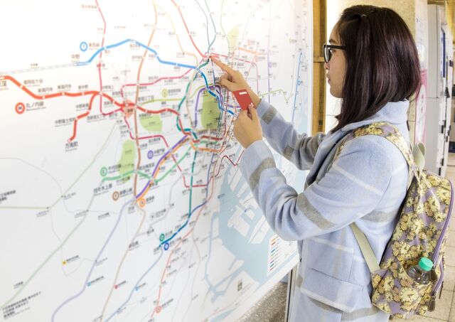  Reiziger die door het treinsysteem in Tokio, Japan navigeert