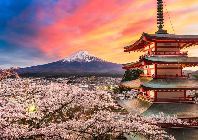  Mt. Fuji tijdens het kersenbloesemseizoen bij zonsondergang, Japan.