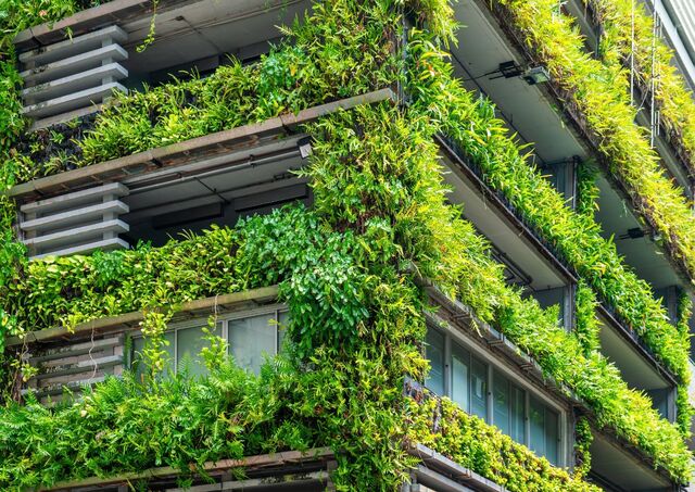 Gevel van een modern gebouw met groene planten