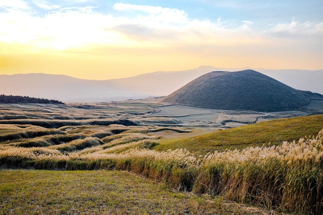 Herfstlandschap bij de Aso-vulkaan in Kumamoto 