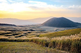 Herfstlandschap bij de Aso-vulkaan in Kumamoto 