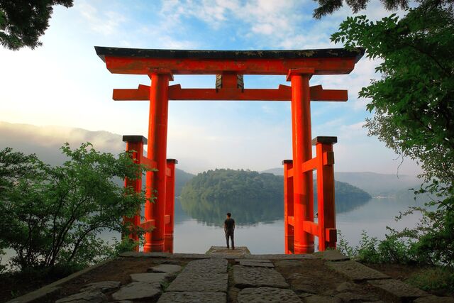 De torii-poort van Hakone Shrine aan Lake Ashi