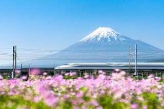 Shinkansen-hogesnelheidstrein met Mount Fuji op de achtergrond