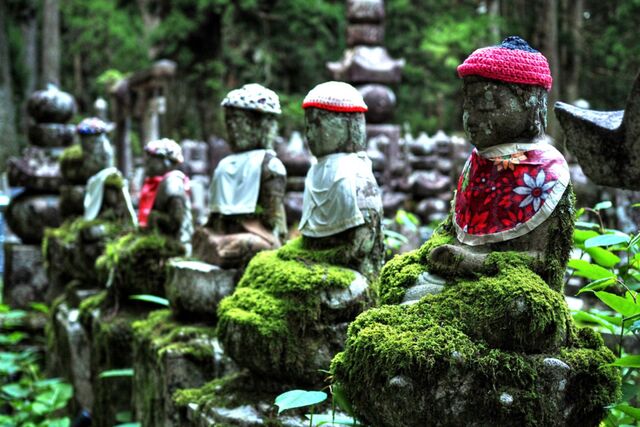 Beelden bij de Okunoin-tempel op Mount Koya