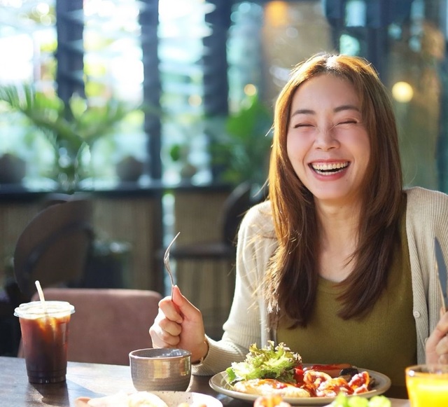 Vrouw eet glutenvrij eten in Japan