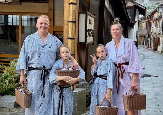 Kim met haar kinderen onder de rode torii-poorten in Japan