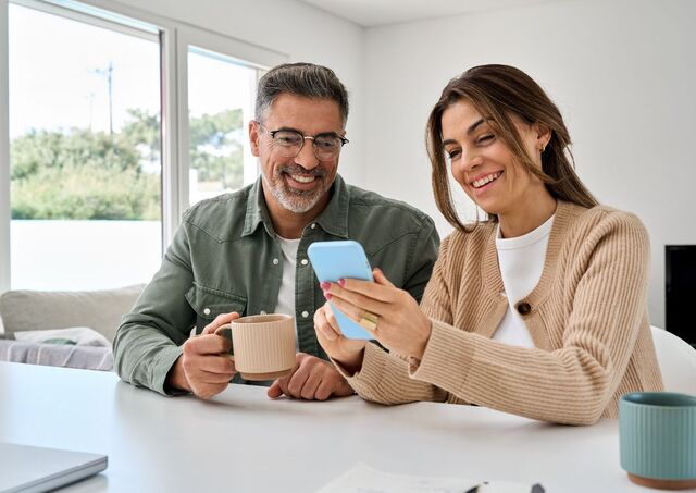 Volwassen stel met smartphones in de hand