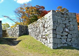 De stenen muren van de kasteelruïne van Tsuwano