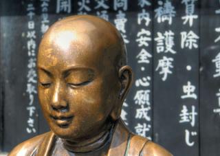 Koperen Boeddha bij de Senso-ji-tempel in Tokyo
