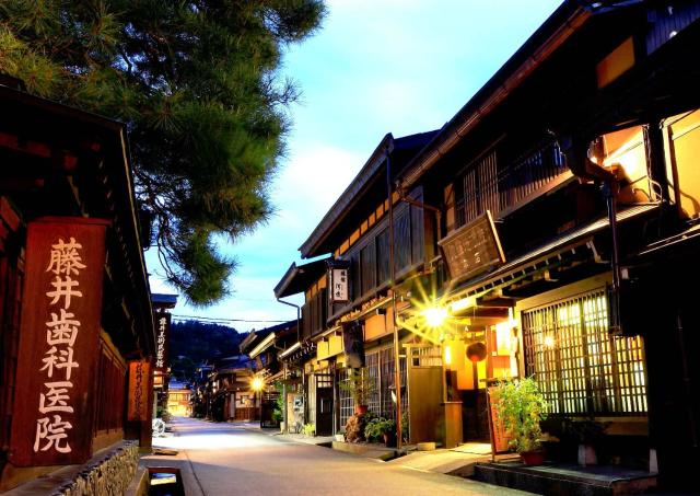 Straten van Takayama bij nacht