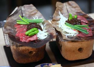 Hoba Miso met rundvlees, typisch eten uit Takayama