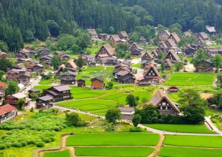 Het dorp Shirakawa-go in de zomer