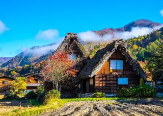 Een Gassho-zukuri-huis genesteld in de vallei