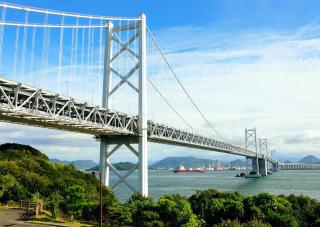 De bruggen van de Shimanami Kaido en de Seto-binnenzee