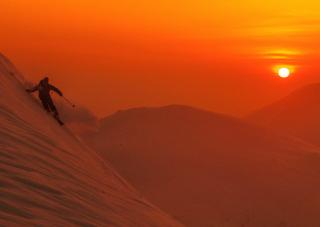 Skiën bij zonsondergang