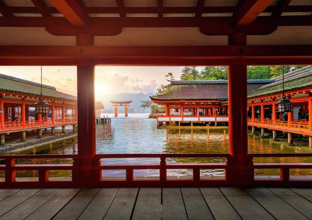 Itsukushima-schrijn bij eb