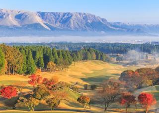 Bezoekers kunnen golfen aan de voet van Mount Aso