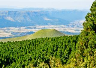 Uitgestrekte vulkanische landschappen bij Kumamoto