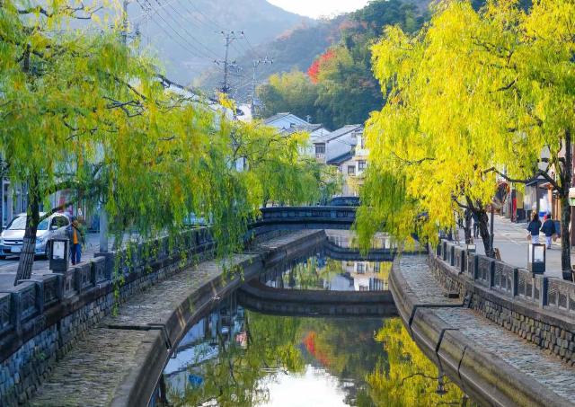 De grachten van de stad Kinosaki Onsen