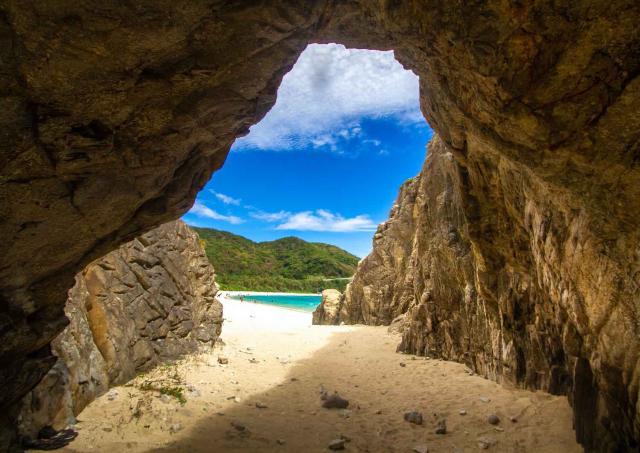 Rotstunnel naar Aharen Beach