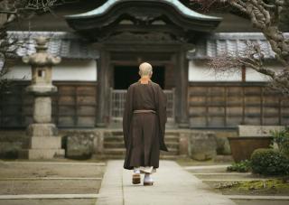 Een monnik op de binnenplaats van een klooster in Kamakura