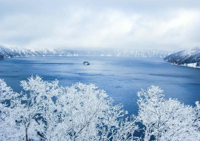 Lake Mashu bedekt met rijp