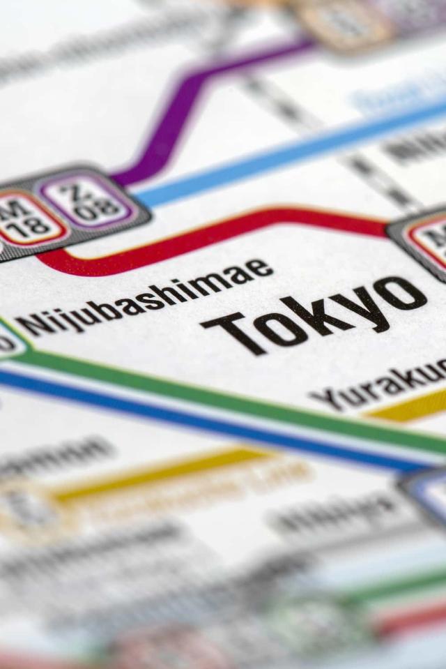 Kaart van het Tokyo metrosysteem met treinlijnen en stations