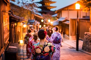 Vrouwen in kimono op Sannenzaka, Kyoto