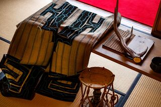 Traditionele kleding van het Ainu-volk