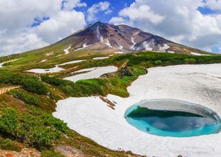 Mt. Asahidake met blauwe vijver