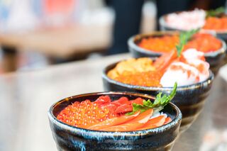 Kommen met verse zeevruchten op de Nijo Markt in Sapporo