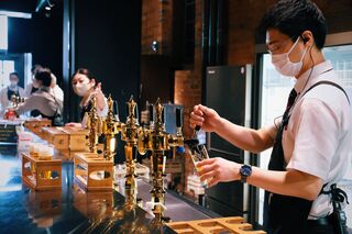 Barpersoneel in het Sapporo Biermuseum